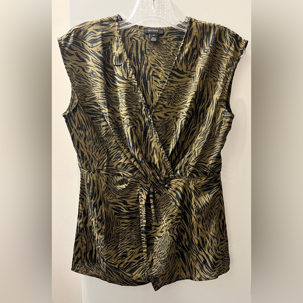 Halogen® Twist Front Top